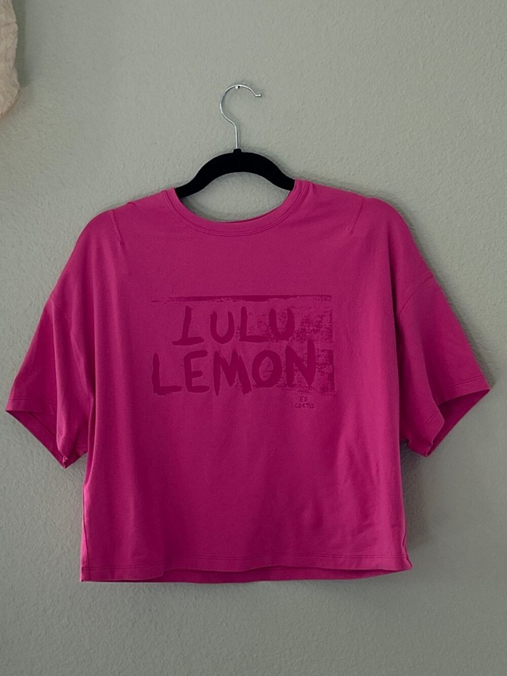 LULULEMON ~ ABRASION RESISTANT TRAIN TEE ~ ED CURTIS SONIC PINK ~ 8 /10